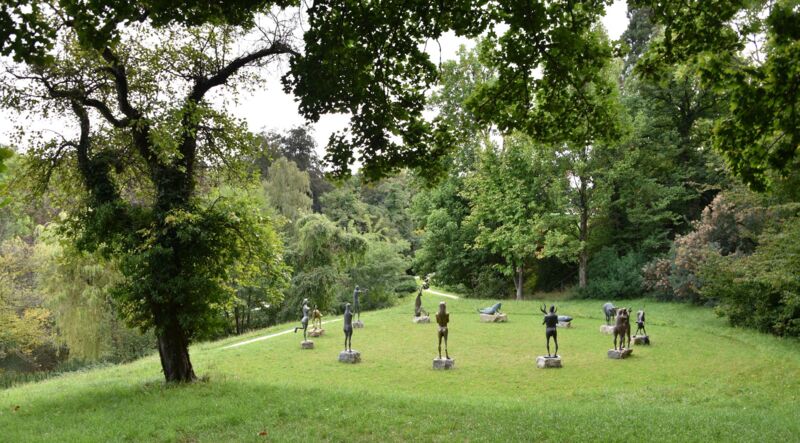 Figuren im Park des Schlosses Fachsenfeld von Karl-Ulrich Nuss